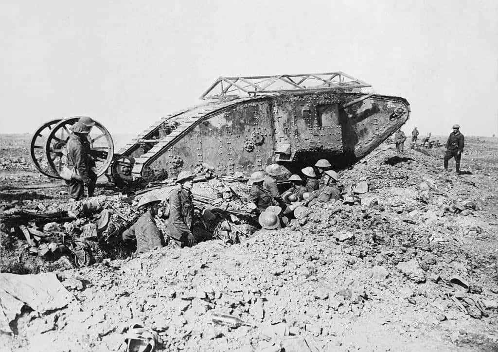 Английский тяжелый танк Mk. I на позициях на Сомме в Северной Франции – 1916 г.